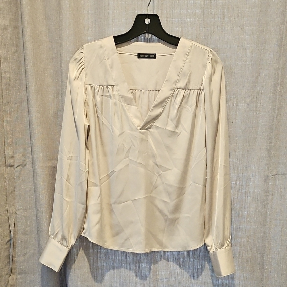 Elegant Robertson + Rodeo Silver Gray Blouse with Sophisticated Design